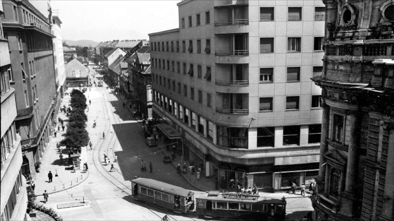 Straßenbahn vor dem Hotel Slon